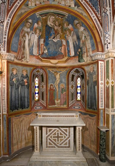 Virgen con el Niño y Crucifixión (después de la restauración). Fresco de la escuela de Siena. Siglo XIV. Capilla de la Virgen. Monasterio de San Benito (Sacro Speco), Subiaco (Roma), Italia de Sienese School