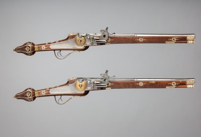 Par de pistolas de rueda hechas para la guardia del príncipe-elector de Sajonia, Alemania, c. 1610 de Simon Helbig