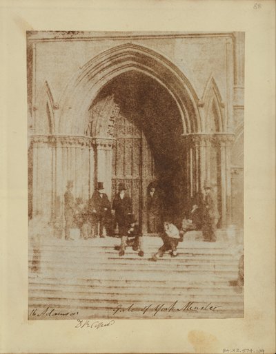 Un grupo de hombres en la entrada sur de la catedral de York de Sir David Brewster
