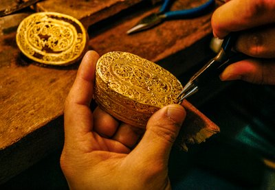 Se repara una caja de filigrana de oro procedente de un naufragio español. de Sisse Brimberg