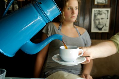 Café servido en una cafetera danesa antigua, Arhus, Dinamarca, 2022 (foto) de Sisse Brimberg