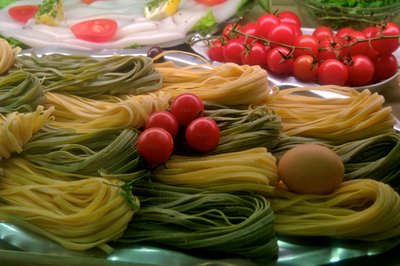 Francia, París: Pasta en vitrina en la vía pública, 2022 (foto) de Sisse Brimberg