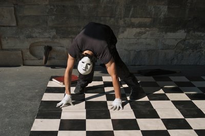 Francia, París: Artista callejero en el embarcadero del río Siene, 2022 (foto) de Sisse Brimberg