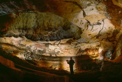 Sala de los Toros se agolpan paredes de calcita en la cueva de Lascaux. de Sisse Brimberg