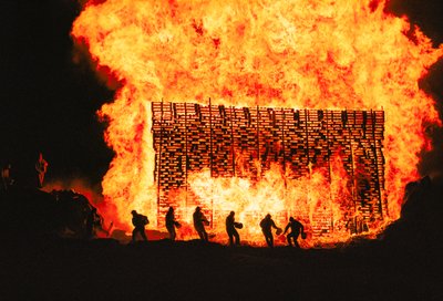 Los islandeses celebran el solsticio de verano al estilo vikingo con fuego, canciones y bebida. 2000 (foto) de Sisse Brimberg