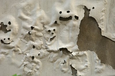 Italia, Toscana, Florencia, Caras sonrientes de fantasmas en una pared pintada a la intemperie, 2022 (foto) de Sisse Brimberg