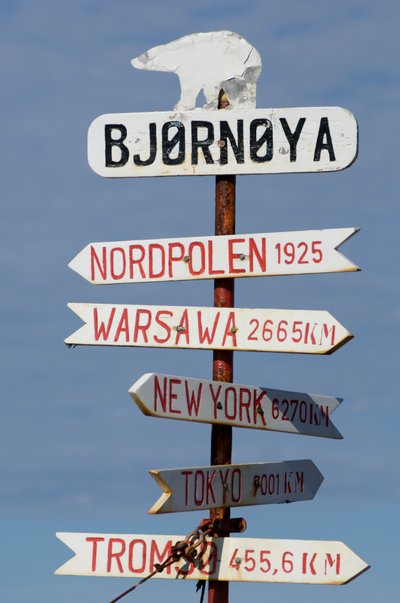 Noruega, Señal de dirección en la Isla de los Osos, 2022 (foto) de Sisse Brimberg