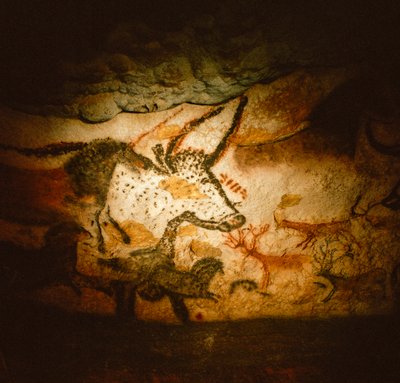 Pintura de una cabeza de toro en la Cámara de los Toros, cueva de Lascaux de Sisse Brimberg
