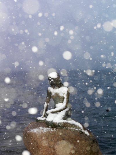 Tormenta de nieve sobre la estatua de La Sirenita de Edvard Eriksen, invierno en Copenhague Dinamarca, 2022 (foto) de Sisse Brimberg