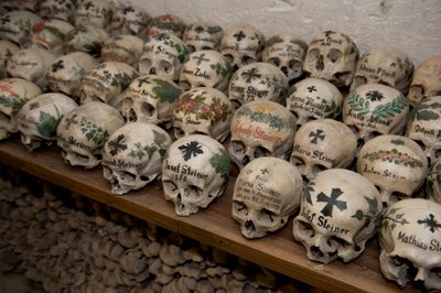Algunos de los 600 cráneos de la "casa de los huesos", fechados entre 1720 y 1995, Hallstatt, Austria, 2022 (foto) de Sisse Brimberg