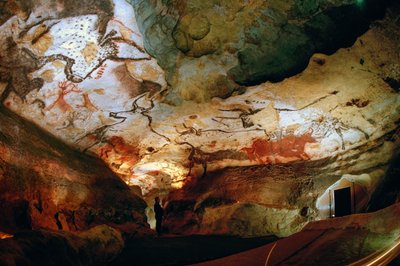 La Sala de los Toros con Jacques Marsal, uno de los descubridores de las cuevas de Lascaux. de Sisse Brimberg
