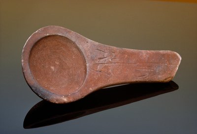 La lámpara de Lascaux, de arenisca pulida, se encontró en la cueva de Lascaux. de Sisse Brimberg