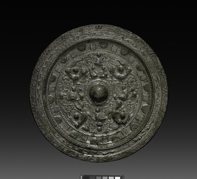 Espejo con Xiwangmu, c.317-400 (bronce) de Six Dynasties Chinese School