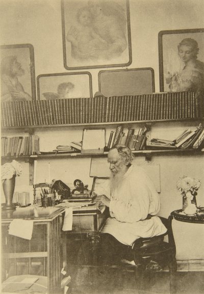 El autor ruso León Tolstói trabajando, 1890s de Sophia Andreevna Tolstaya