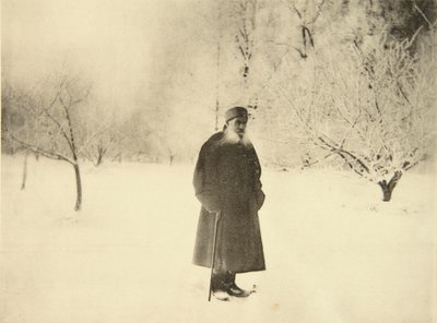 El autor ruso León Tolstói dando un paseo invernal, 1900s de Sophia Andreevna Tolstaya