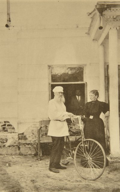 El autor ruso Leo Tolstoy con una bicicleta, Rusia, 1890s de Sophia Andreevna Tolstaya