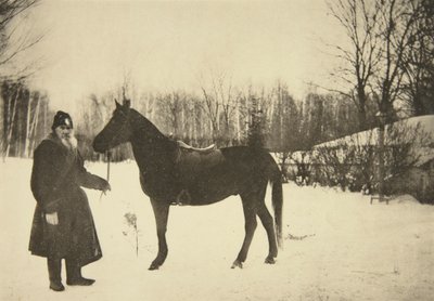 El autor ruso León Tolstói con un caballo, Yasnaya Polyana, cerca de Tula, Rusia, 1905 de Sophia Andreevna Tolstaya