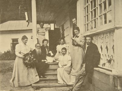 El autor ruso León Tolstói con su familia en el cumpleaños de su esposa, Rusia, 1900s de Sophia Andreevna Tolstaya