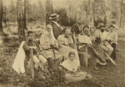 Autor ruso León Tolstói con invitados, Yasnaya Polyana, cerca de Tula, Rusia, 1895 de Sophia Andreevna Tolstaya