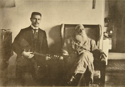 El autor ruso Leo Tolstoy con el balalaika Boris Troyanovsky, Rusia, 1909 de Sophia Andreevna Tolstaya