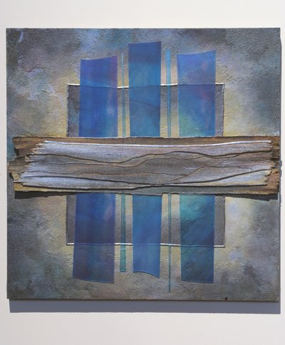 Diseños eternos, 2007 (panel, metacrilato, tinta acrílica, vidrio, plomo, objetos encontrados) de Sophie Hacker