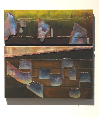 La palabra, 2007 (panel, cobre, hilo de oro, plomo, pizarra, papel de lija, pigmento) de Sophie Hacker