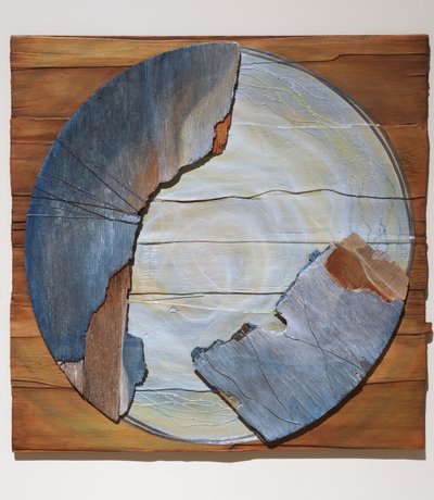 Virgen con el Niño, 2007 (panel, materiales encontrados, textil, medio iridiscente) de Sophie Hacker