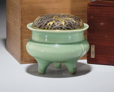 Gran incensario trípode Longquan celadón con tapa de metal japonés parcialmente dorado de Southern Song Dynasty Chinese School