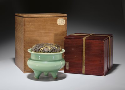 Gran incensario trípode Longquan celadón con tapa de metal japonés parcialmente dorado de Southern Song Dynasty Chinese School