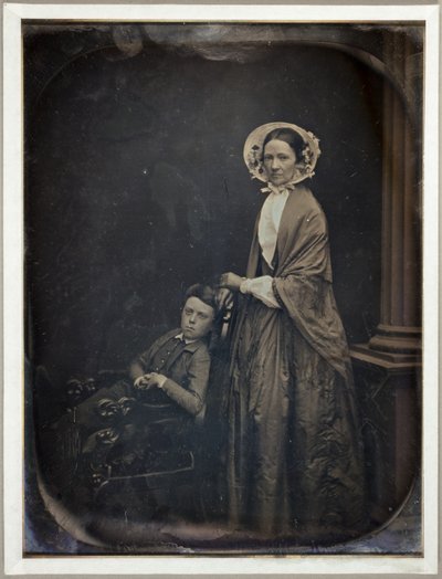 Sin título (Una mujer con sombrero y chal, con su hijo sentado) de Southworth and Hawes