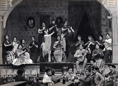 Sevilla, España, escena de danza y música flamenca en un café. Fotografía, finales del siglo XIX, de Spanish Photographer
