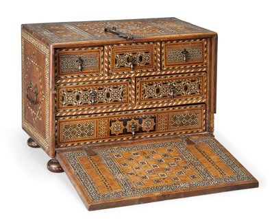 Un fino gabinete de madera Nasrid o Post-Nasrid con frente abatible de Spanish School