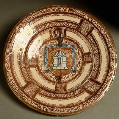 Blasón del abad de Poblet, abadía cisterciense en Cataluña. Plato de cerámica producido cerca de Valencia, España. Siglo XVI. Florencia, Museo Nazionale del Bargello de Spanish School