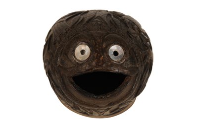 Caja de dinero de coco tallado, Colonial español, c.1800 de Spanish School