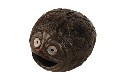 Caja de dinero tallada en coco, colonial española, c.1800 (coco) de Spanish School