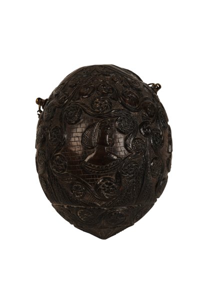 Frasco de polvo de coco tallado, colonial español, c.1800 (coco) de Spanish School