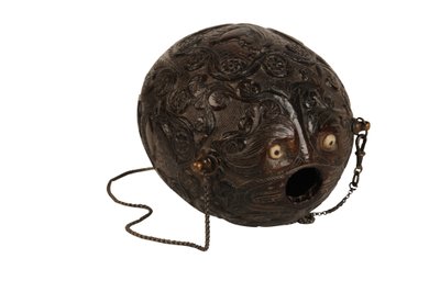 Frasco de Polvo de Coco Tallado, Colonial Español, c.1800 de Spanish School