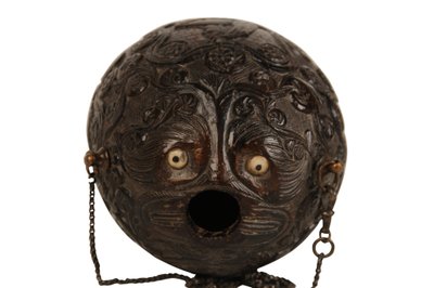 Frasco de pólvora tallado en coco, colonial español, principios del siglo XIX de Spanish School