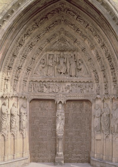 Portal central de la fachada oeste de Spanish School
