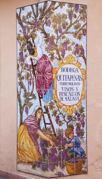 Imagen de azulejo cerámico de la vendimia fuera de Bodega Quitapenas de Spanish School