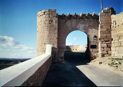 Puerta almenada del castillo de Spanish School