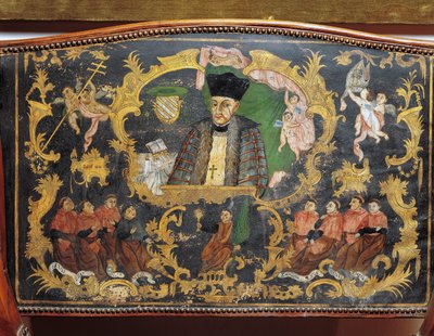 Representación del Rector-Obispo de la Universidad, (detalle), respaldo de silla de cuero pintado del Colegio de San Bartolomé en Salamanca, España de Spanish School