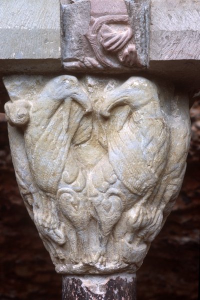 (detalle) de un capitel de arco con escultura de dos pájaros de Spanish School