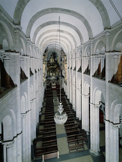 Interior de la catedral comenzada en 1078 de Spanish School