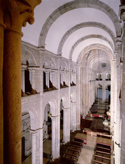 Interior de la catedral comenzada en 1078 de Spanish School