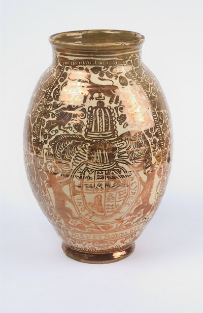 Jarra decorada con lustre de cobre y con el escudo de armas de los Stuart, Manises, España de Spanish School