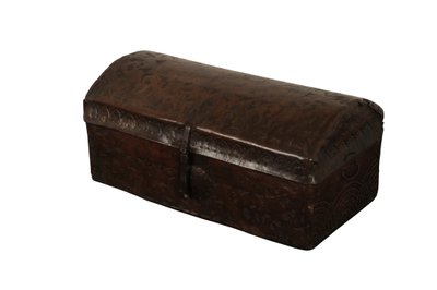 Cofre abovedado cubierto de cuero, España, c.1700 de Spanish School