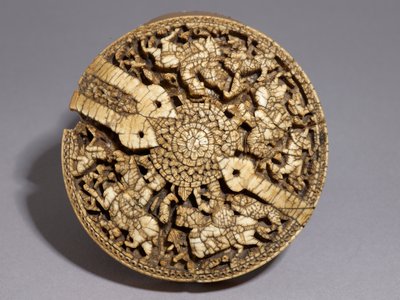 Tapa de un contenedor decorado con cuatro cazadores y animales, período Omeya, 998-999 d.C. de Spanish School