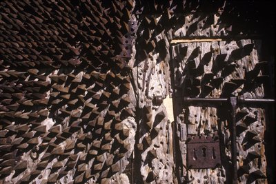 Púas de metal incrustadas en una puerta del castillo de Spanish School