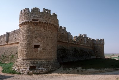 La muralla perimetral y las torres de esquina de Spanish School